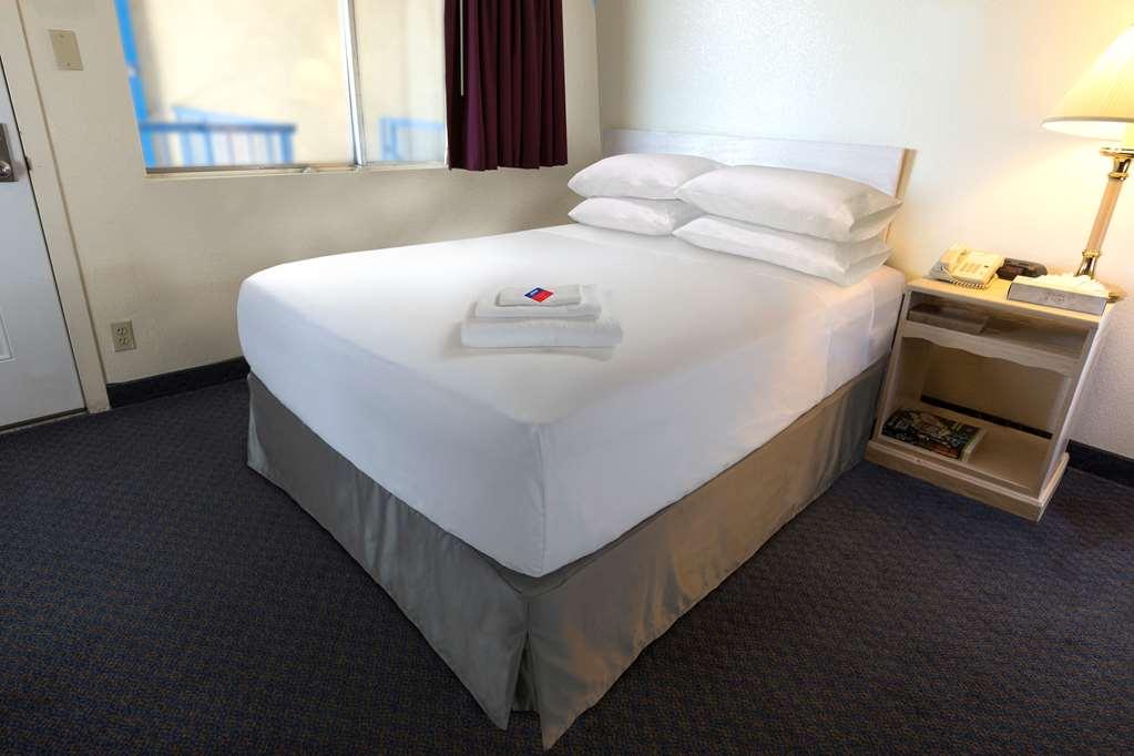 Days Inn & Suites By Wyndham Caseyville Quarto foto